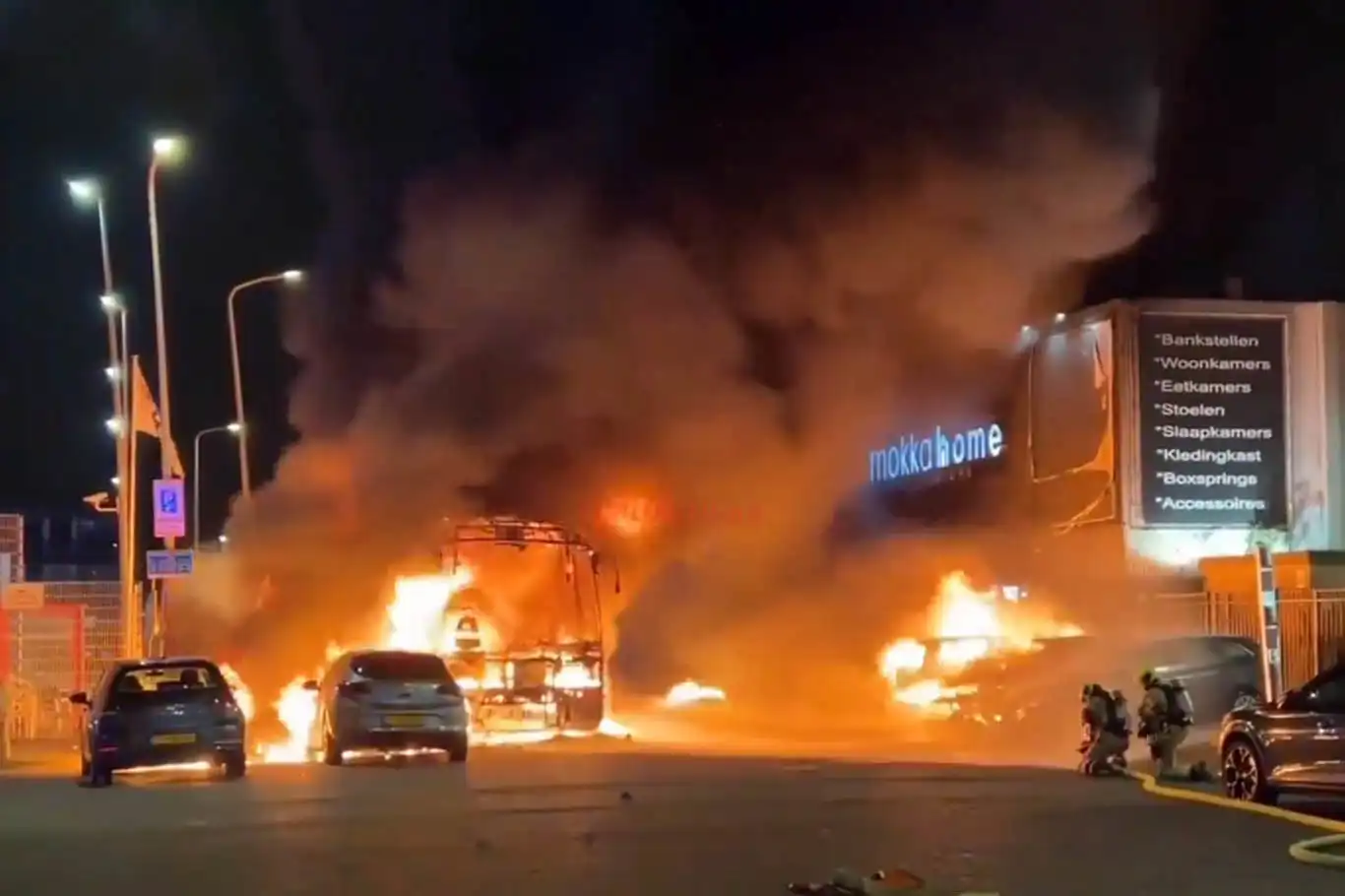 Göstericiler polisle çatıştı, çok sayıda araç ateşe verildi