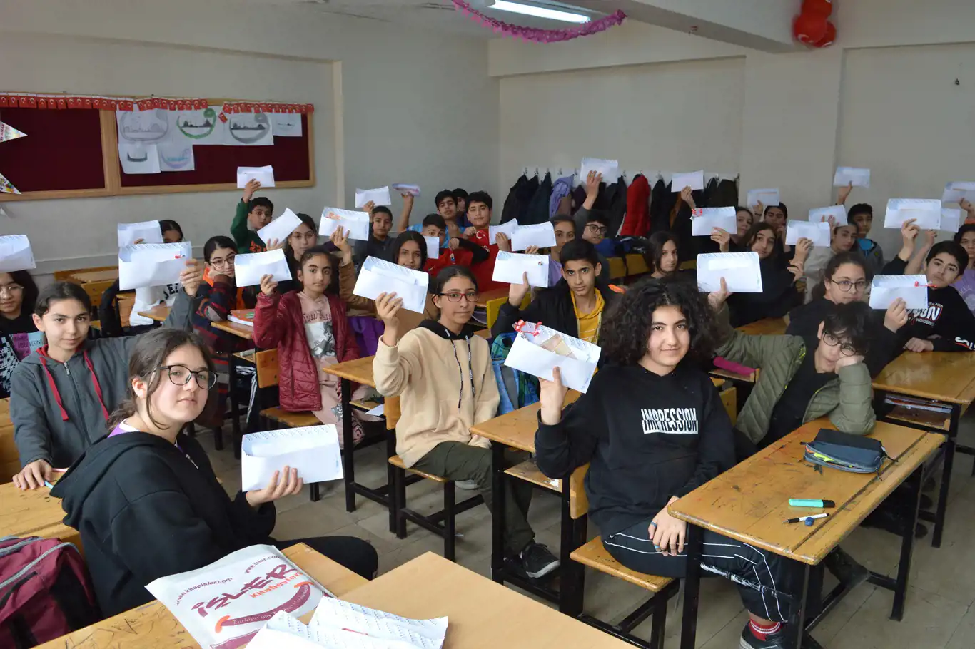Öğrencilerden Diyarbakırlı depremzede çocuklara anlamlı yardım