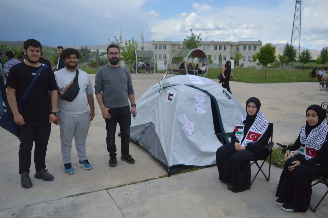 Üniversite öğrencileri Filistin'e destek olmaya devam ediyor