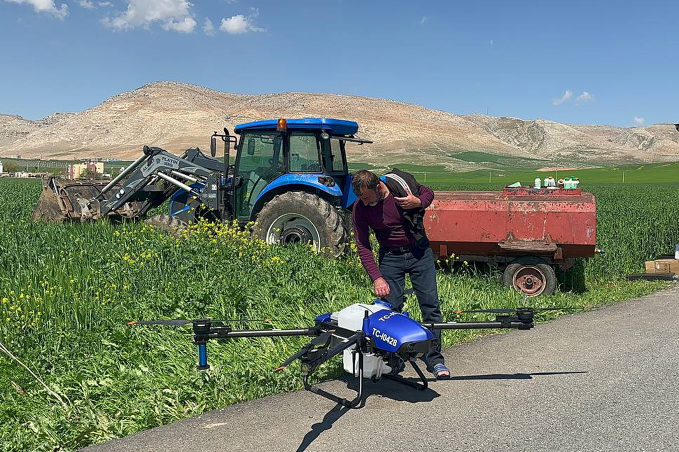 Çiftçilerin Tarlalarını Drone İle İlaçlaması Yaygınlaşıyor