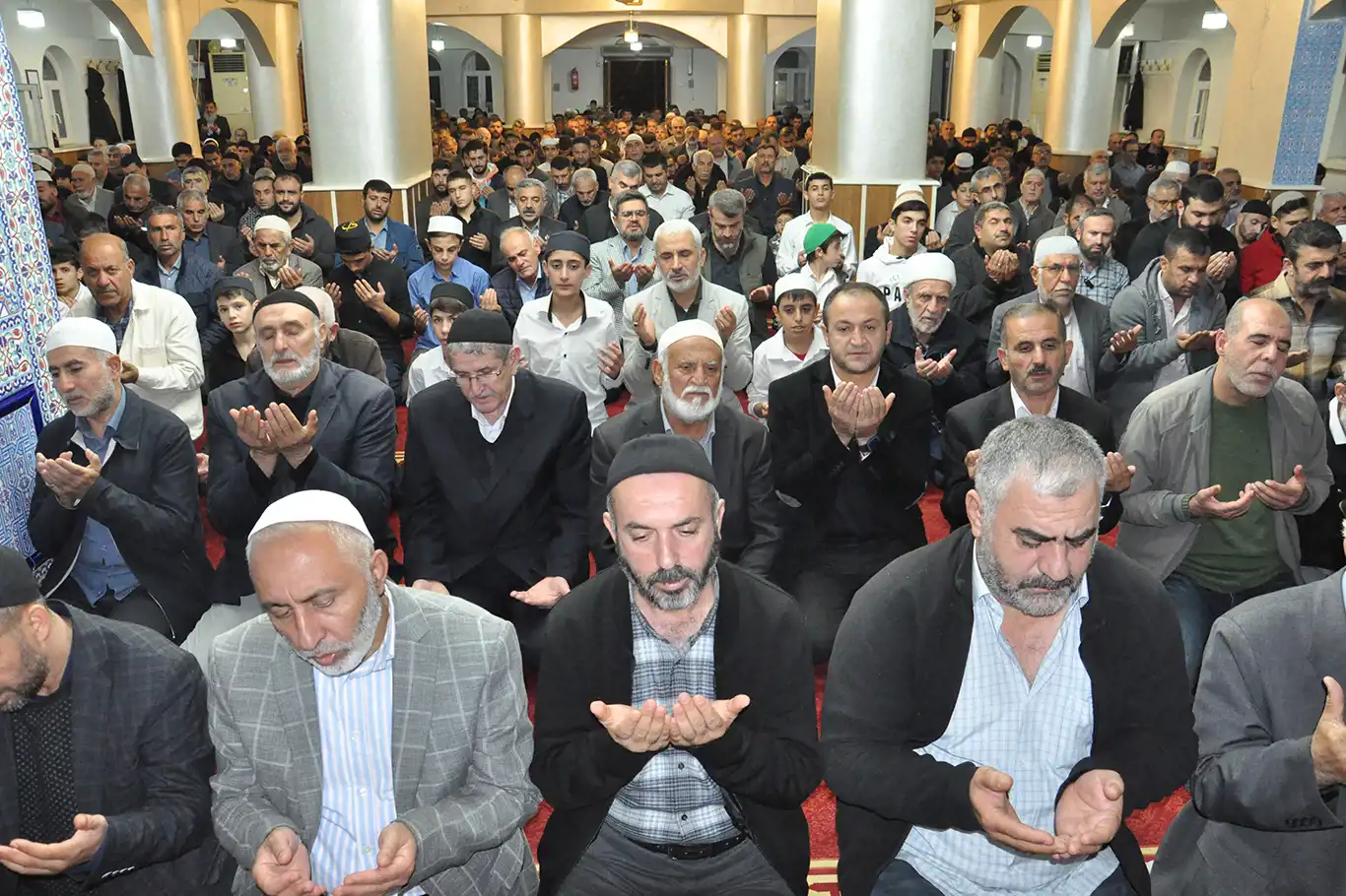 'Filistin'e Dua Nöbetinde' Eller Allah’a Açıldı