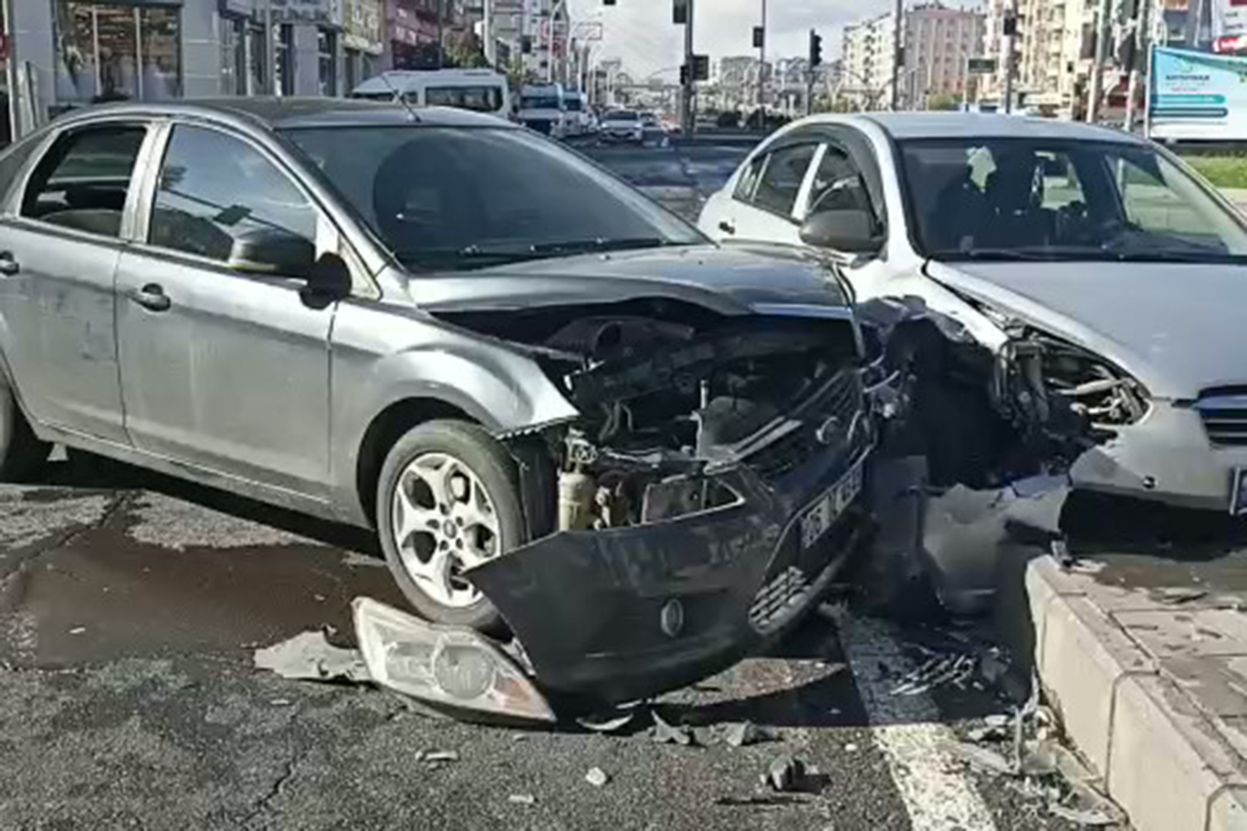 İki aracın çarpıştığı kazada maddi hasar oluştu
