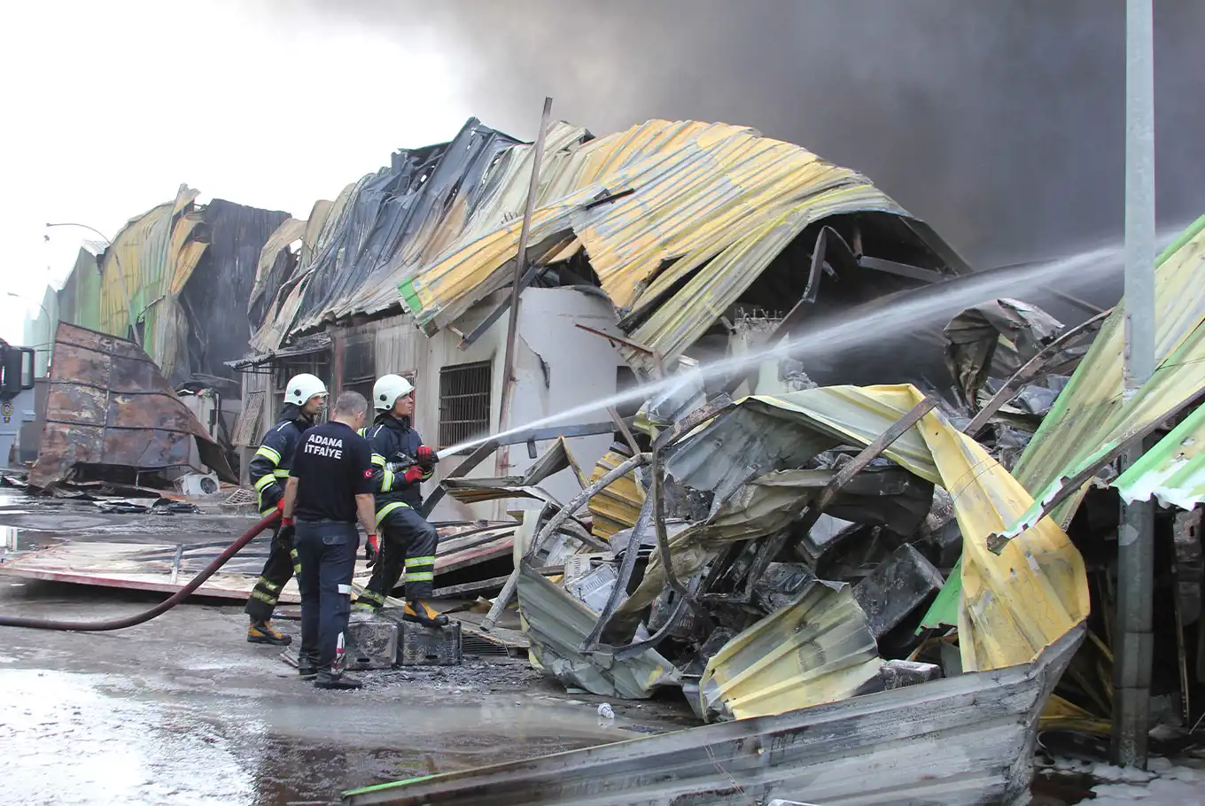 Geri dönüşüm sitelerinde yangın: 18 iş yeri etkilendi