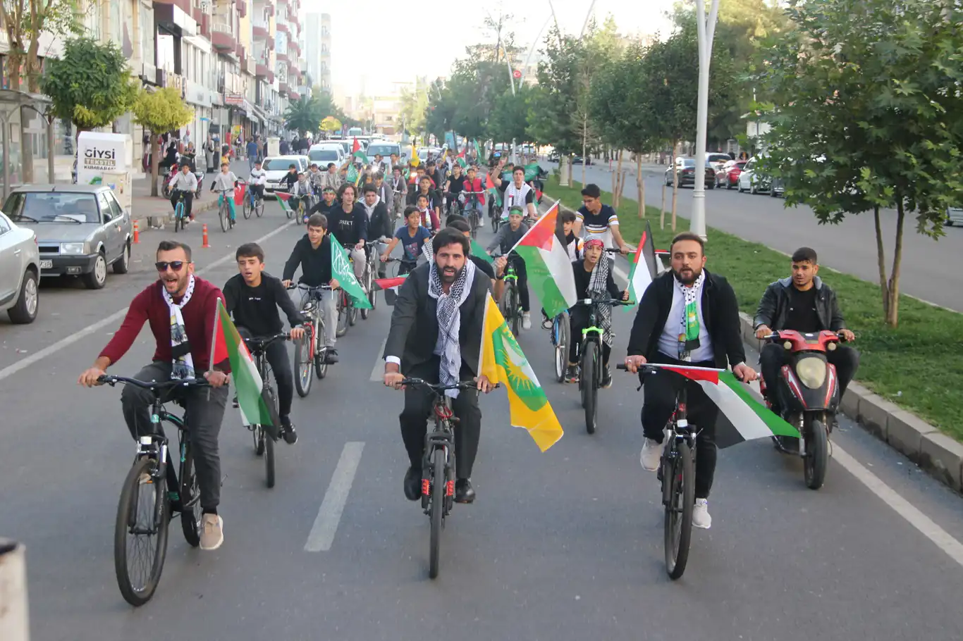 Midyatlı gençlerden Gazze için bisiklet yürüyüşü ve basın açıklaması