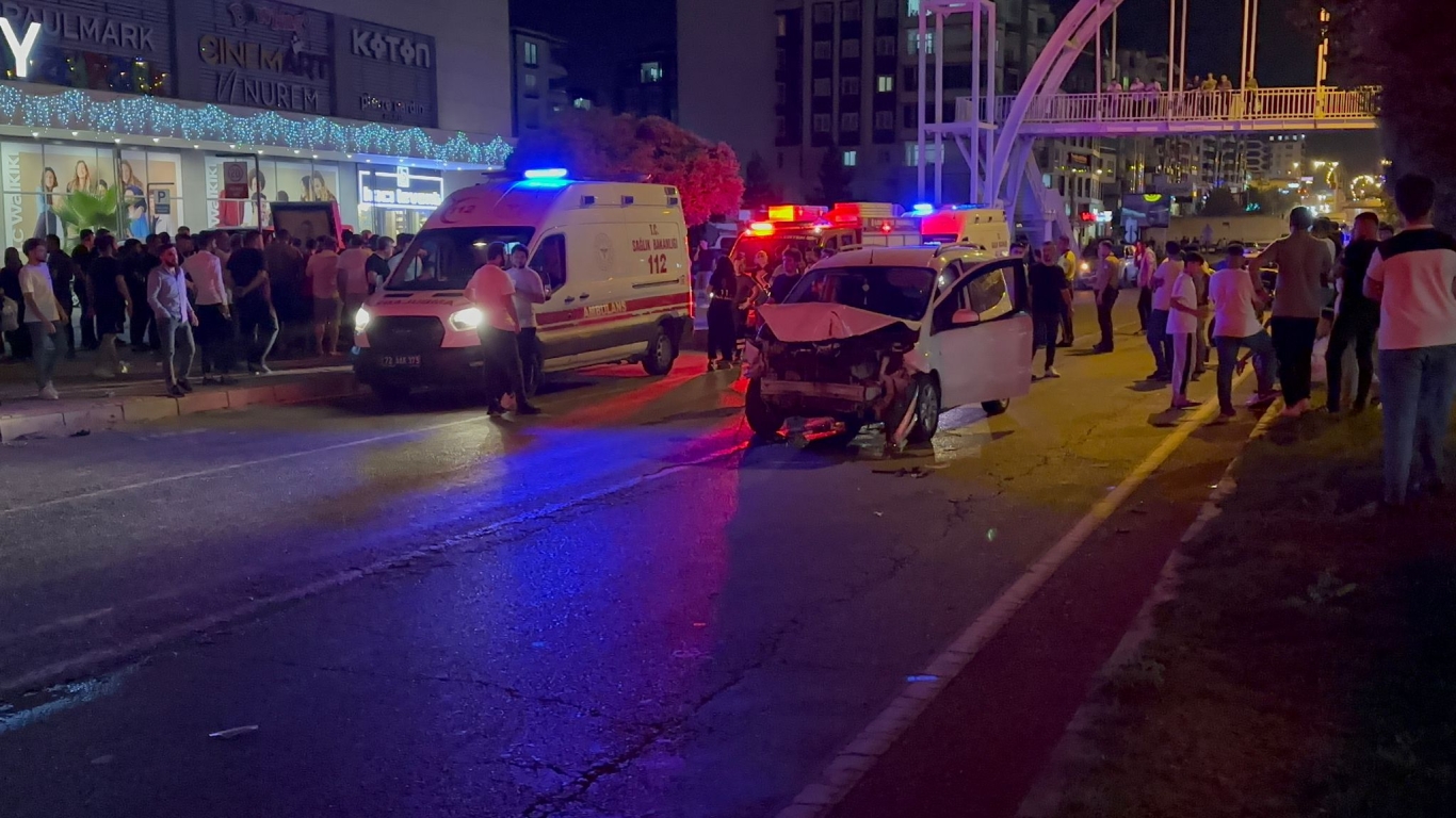 Sivil polis otosuna çarptı: 5 yaralı