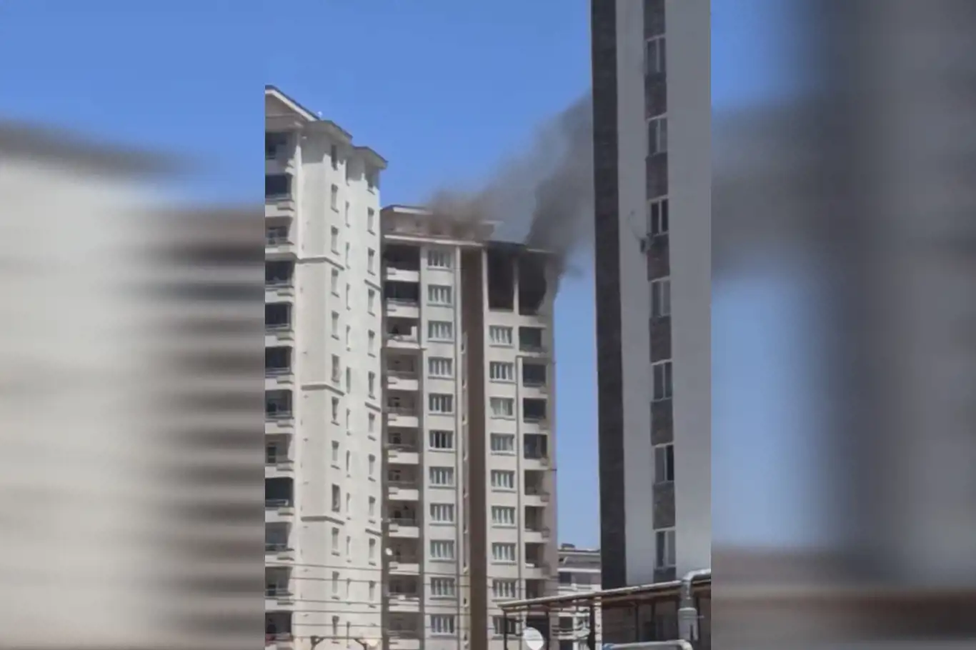 15 katlı apartmandaki yangın paniğe yol açtı!