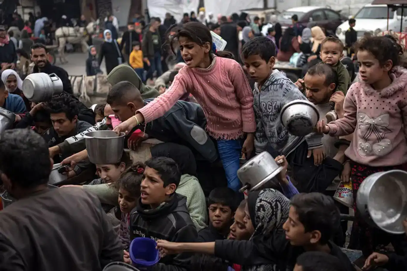 Gazzeli Çocuklar Günün Üçte Birini Gıda ve Su Taşımakla Geçiriyor