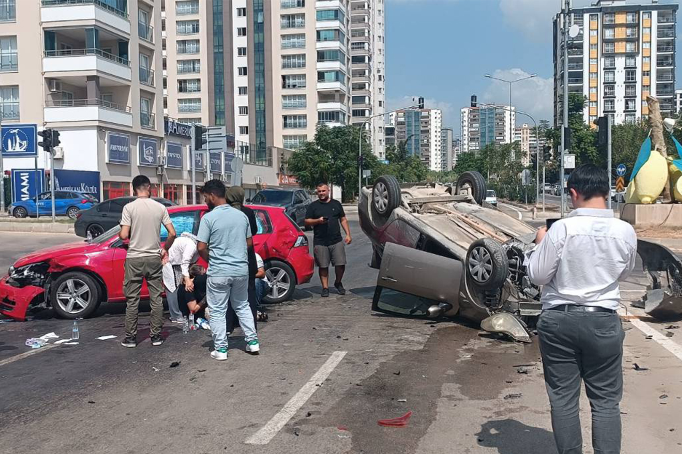 Dönel Kavşakta Korkutan Kaza: 3 Yaralı