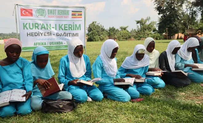 Umut Kervanı Uganda'da Da Kuran-I Kerim Hediye Etti