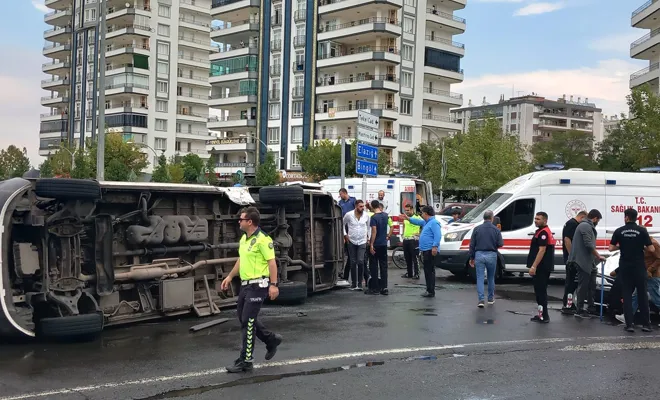 Otomobil ile Dolmuş Çarpıştı: 1'i Bebek 10 Yaralı