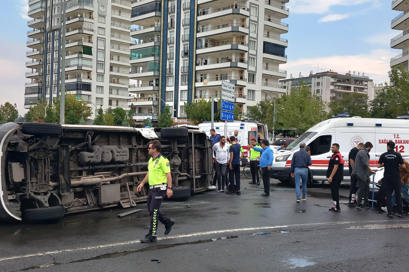 Otomobil ile Dolmuş Çarpıştı: 1'i Bebek 10 Yaralı