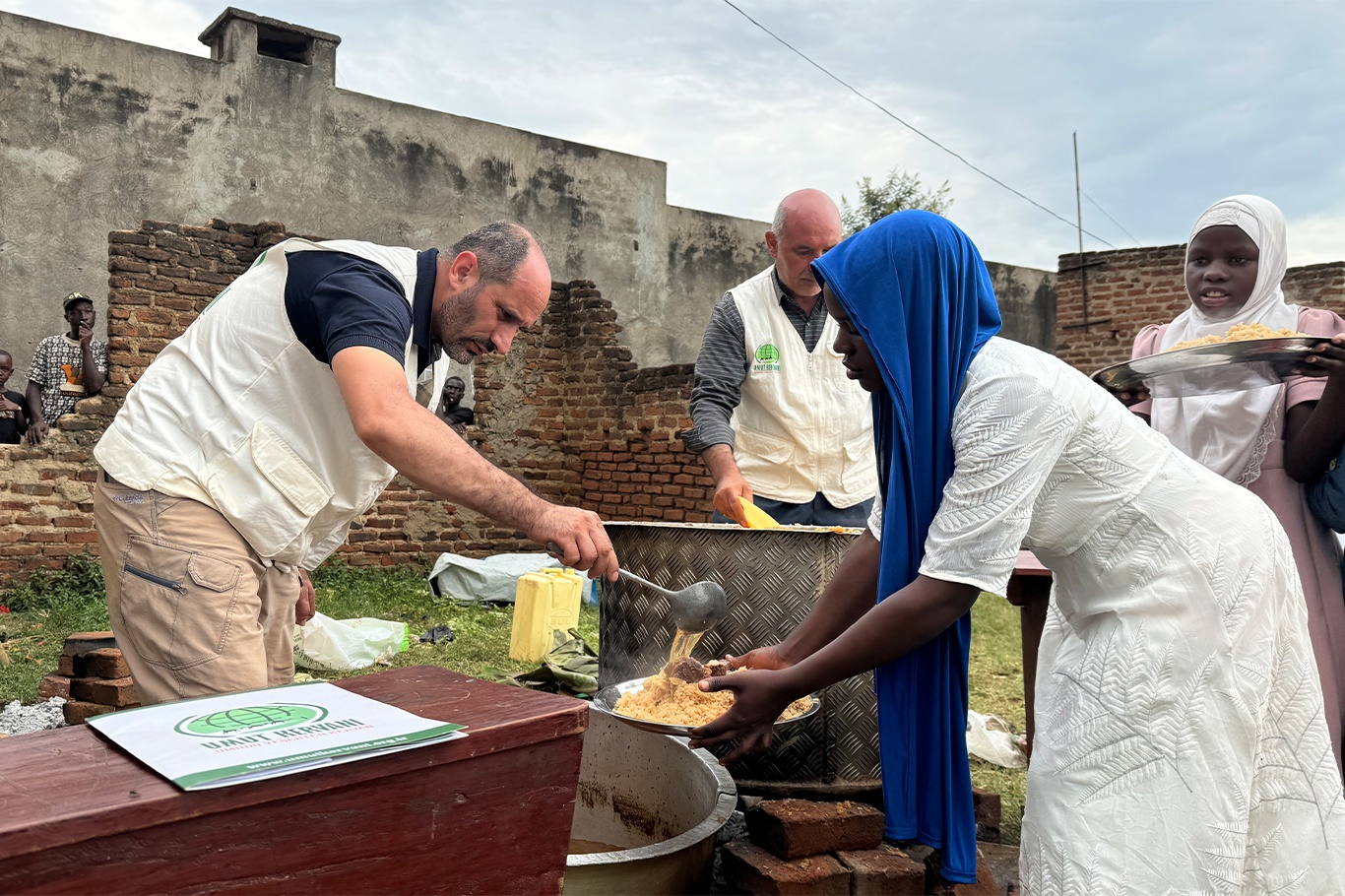 Umut Kervanı'ndan Uganda'da Yemek İkramı