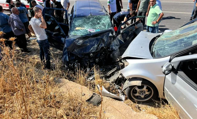 İki Otomobil Kafa Kafaya Çarpıştı: Biri Bebek 10 Yaralı