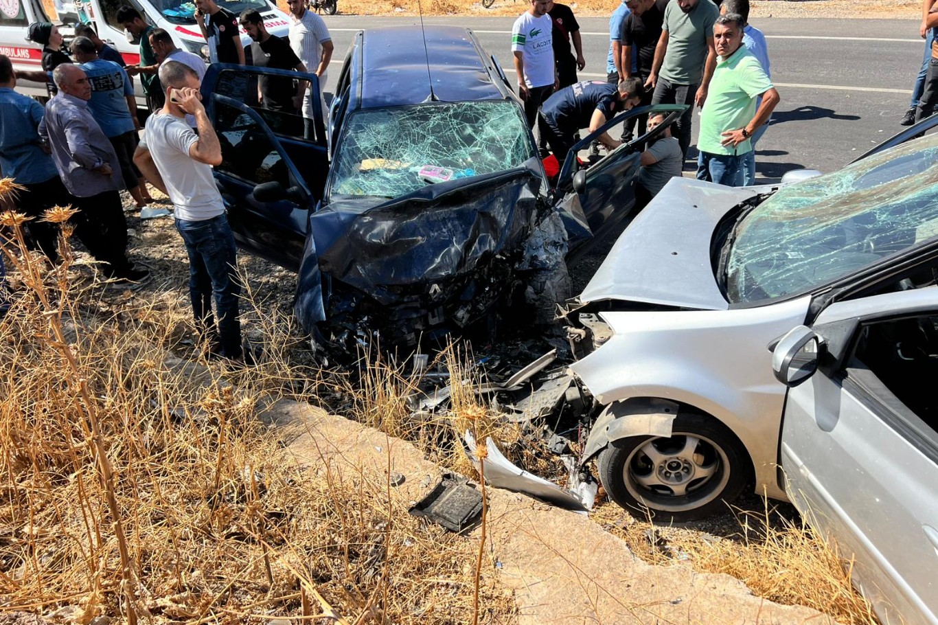 İki Otomobil Kafa Kafaya Çarpıştı: Biri Bebek 10 Yaralı