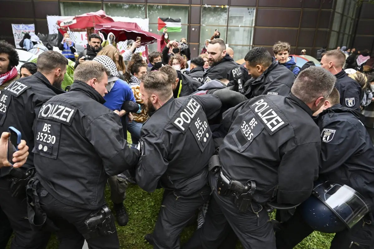 Almanya'da polis "Filistin'e destek" gösterisine saldırdı