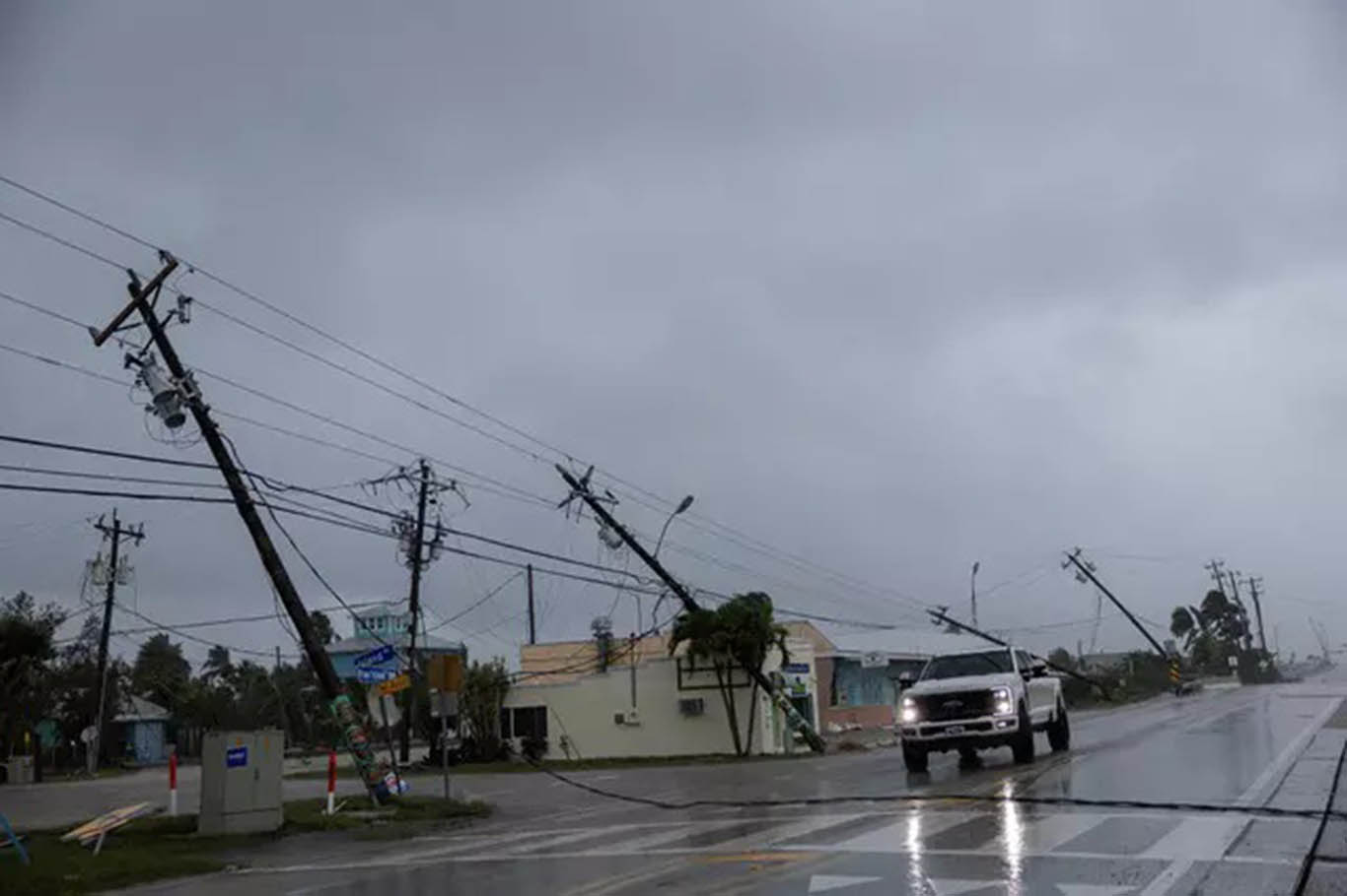 Milton kasırgası nedeniyle ABD'de 2 milyon kişi elektriksiz kaldı