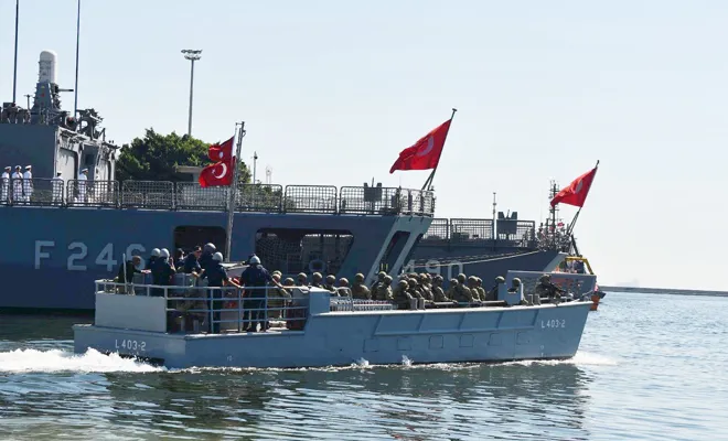 Lübnan'dan Türkiye vatandaşlarını alacak gemiler yola çıktı