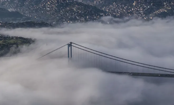 Sis İstanbul Boğazı'nda gemi trafiğini durdurdu