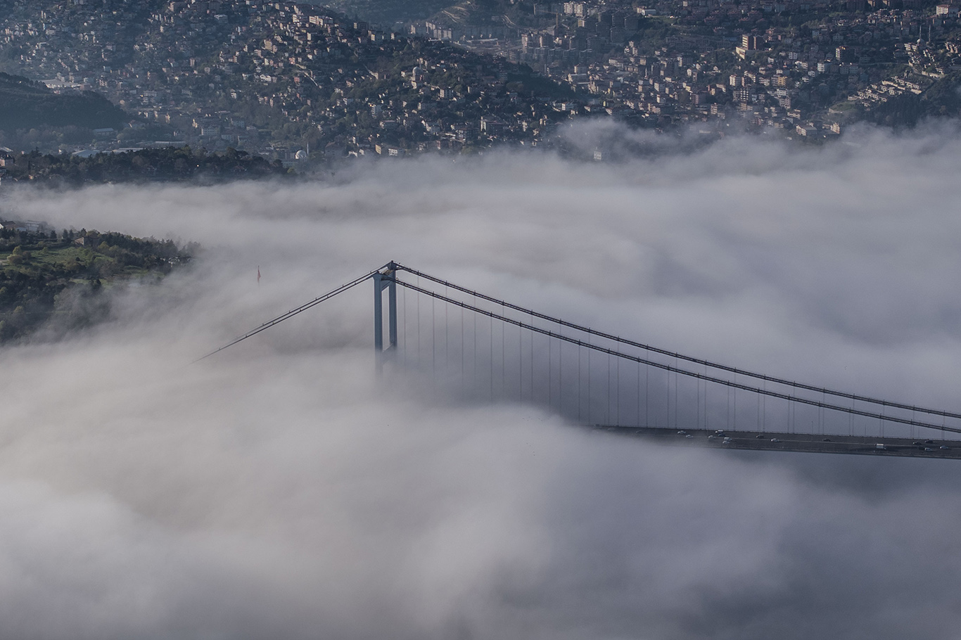 Sis İstanbul Boğazı'nda gemi trafiğini durdurdu