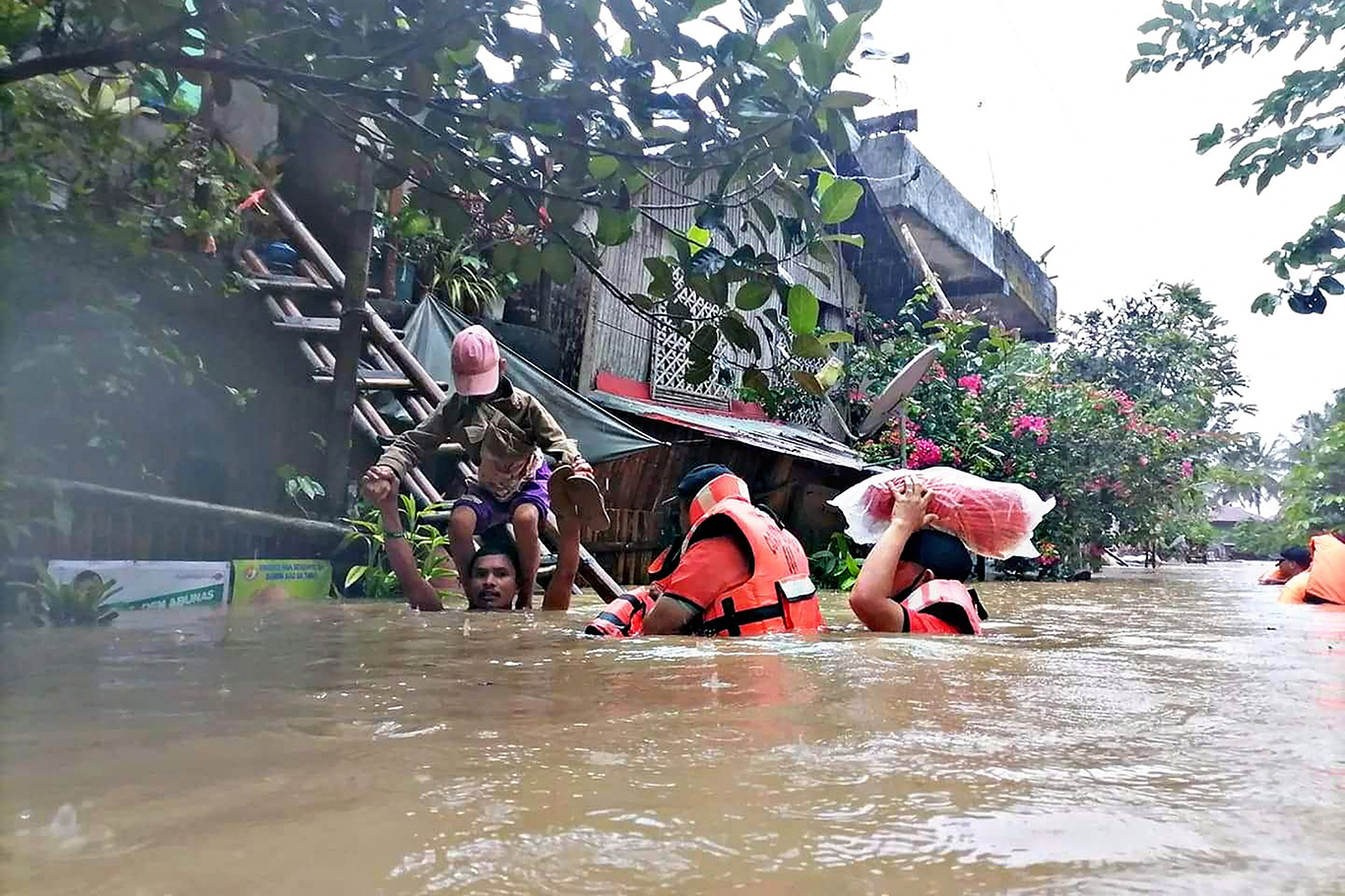 Filipinler'de Trami Tropik Fırtınası etkili oluyor: 14 ölü