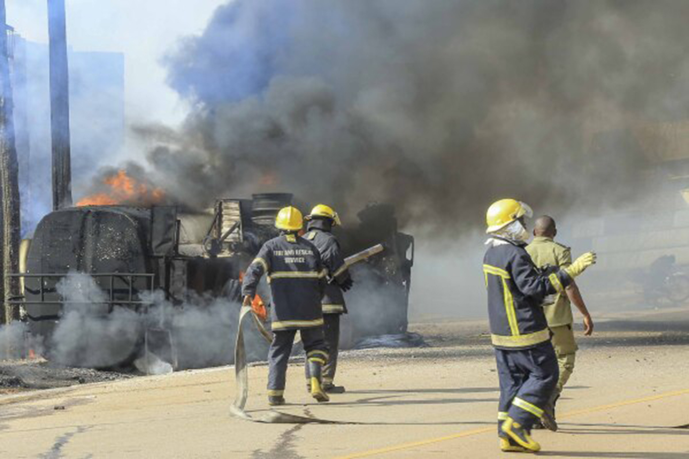 Uganda'da yakıt yüklü tanker devrildi: 11 ölü