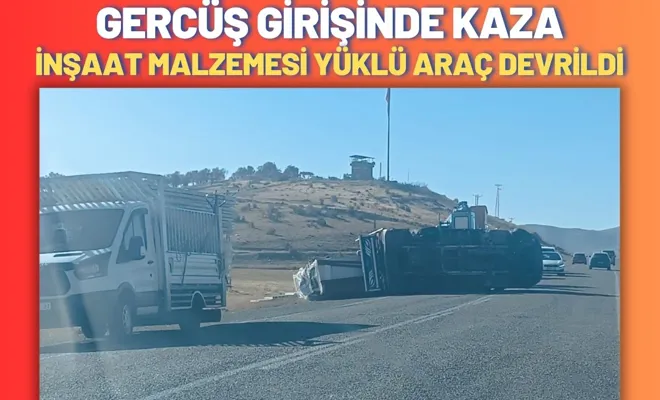 Gercüş Girişinde Kaza: İnşaat Malzemesi Yüklü Araç Devrildi