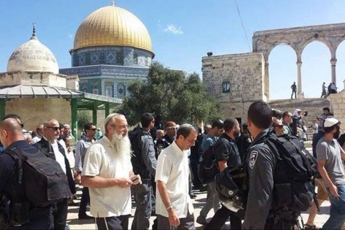 İşgalciler, Mescid-i Aksa'ya baskın düzenledi