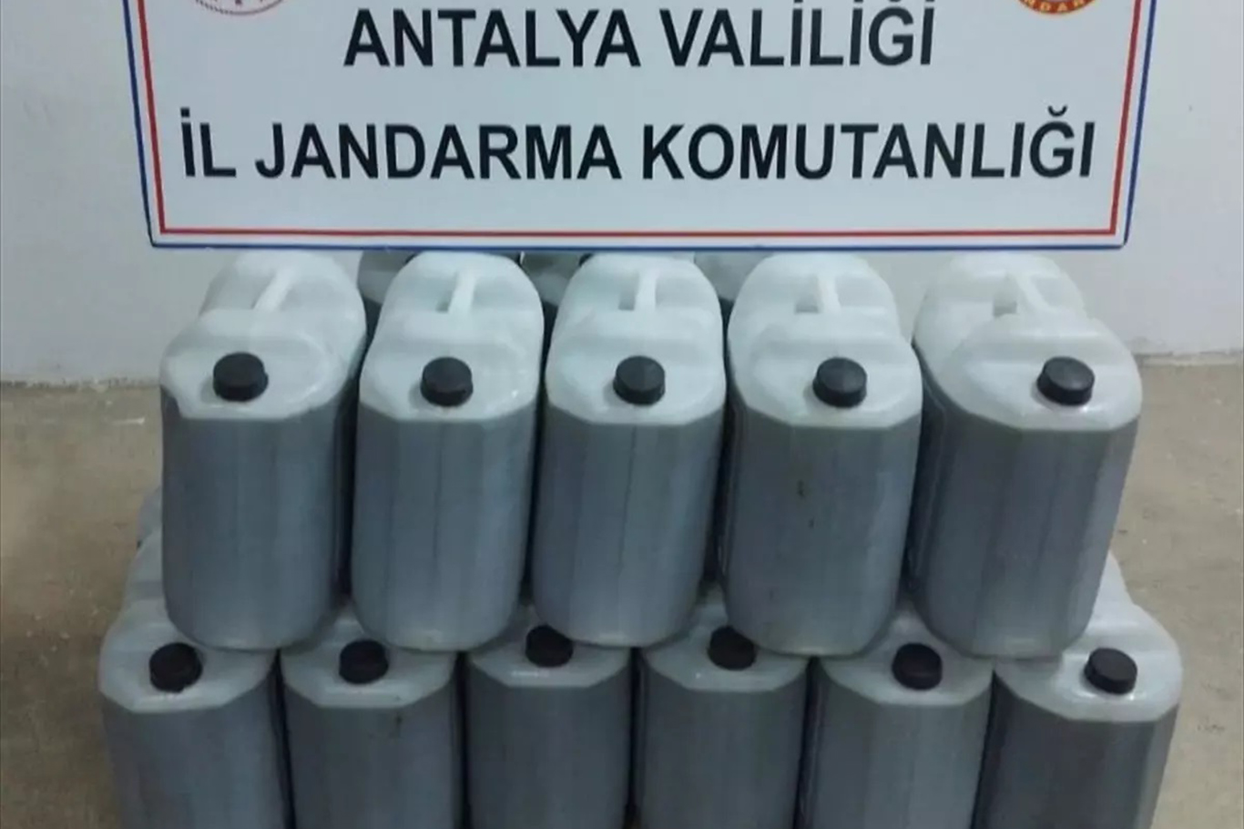 Antalya'da 6 bin litre sahte zeytinyağı ele geçirildi