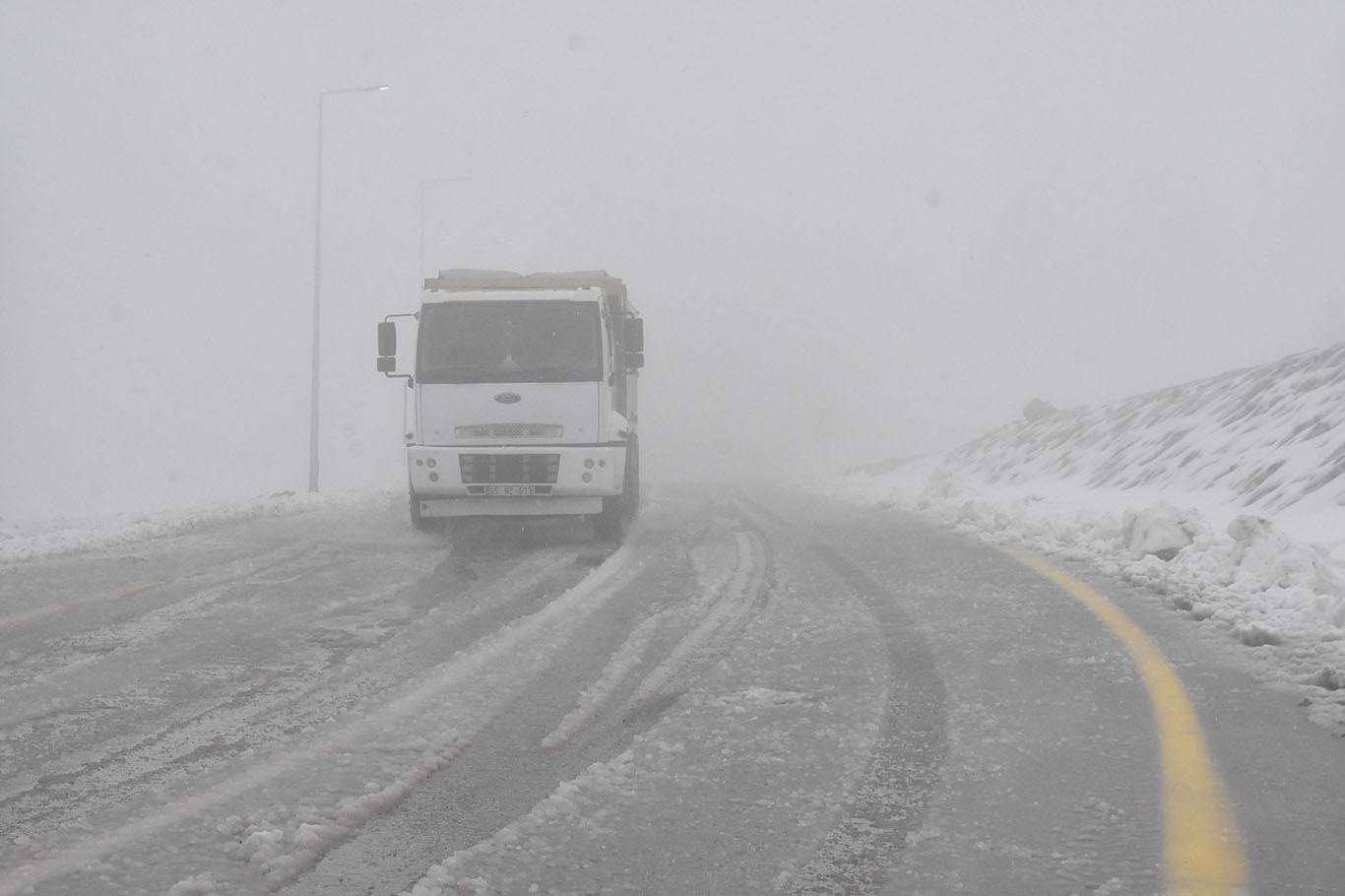 Ardahan'da buzlanma ulaşımı olumsuz etkiliyor