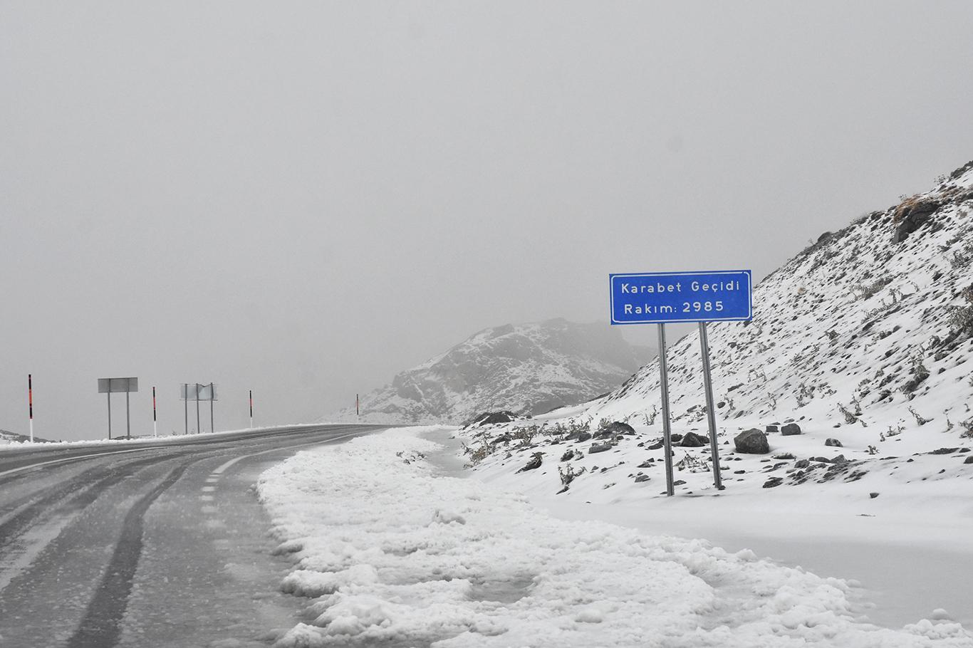 Karabet Geçidi'nde kar yağdı: Trafik olumsuz etkilendi