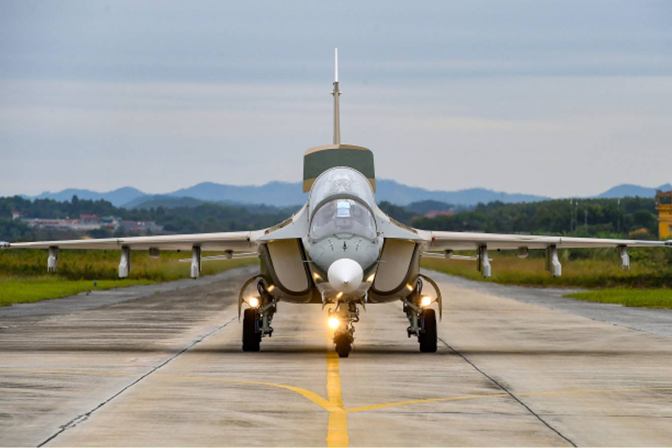 Vietnam'da askeri uçak düştü, pilotlar kayıp