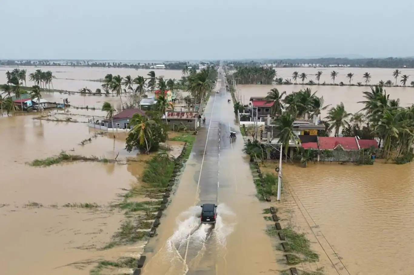 Filipinler'de Toraji Tayfunu etkili oluyor 