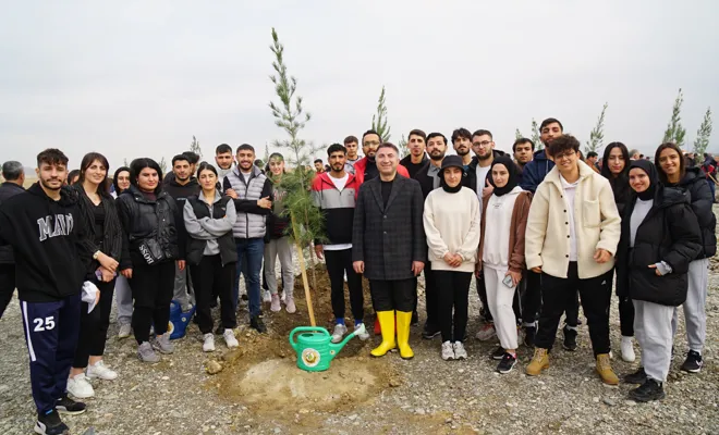 Rektör Demir ve Öğrenciler Fidanları Toprakla Buluşturdu