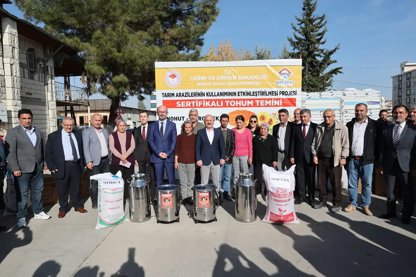 Adıyaman'da çiftçilere tohumluk nohut ve mercimek dağıtıldı