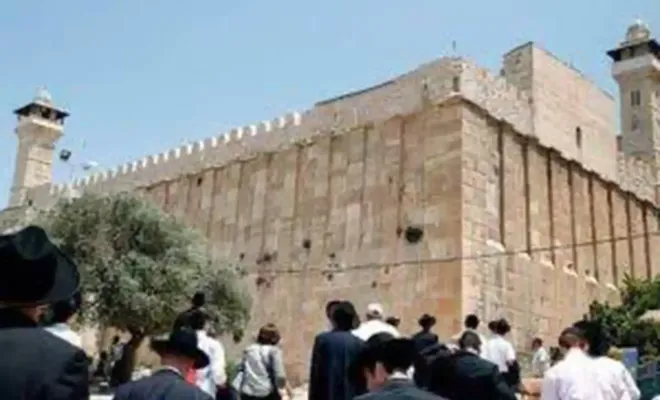 İşgalci siyonistler İbrahim El-Halil Camii’ne baskın düzenledi