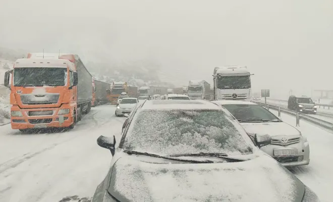 Erzincan’da yoğun kar yağışı nedeniyle Sakaltutan Geçidi'nde ulaşım durdu