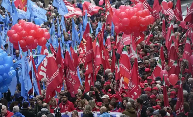 Yüzbinlerce İtalyan işçi, Meloni'nin politikalarına karşı genel grev düzenledi