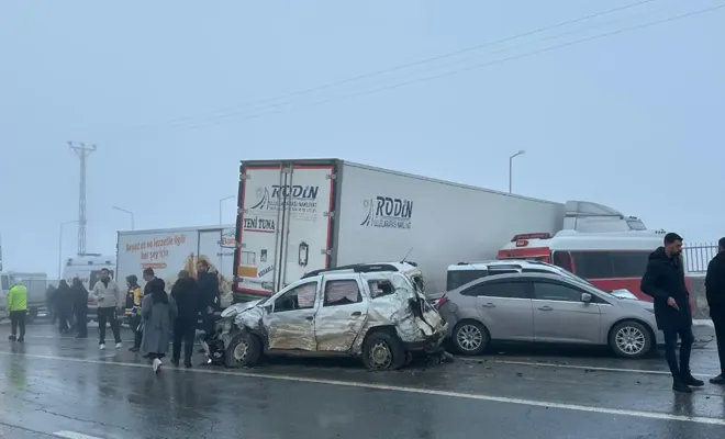 Bitlis'te 15 aracın karıştığı zincirleme kaza: 20 yaralı