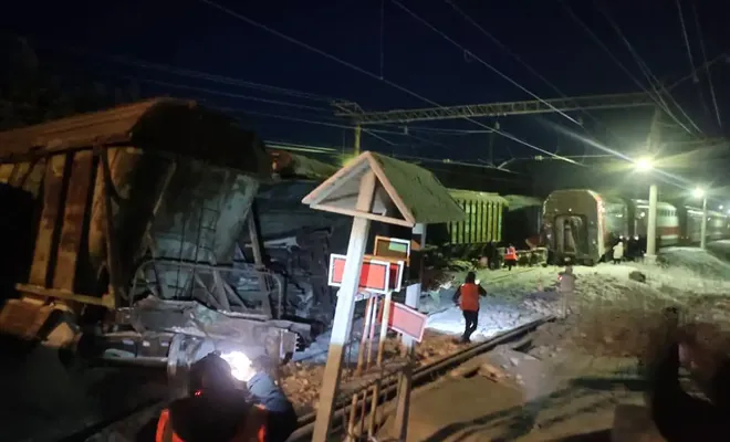 Rusya'da yük treni ile yolcu treni çarpıştı