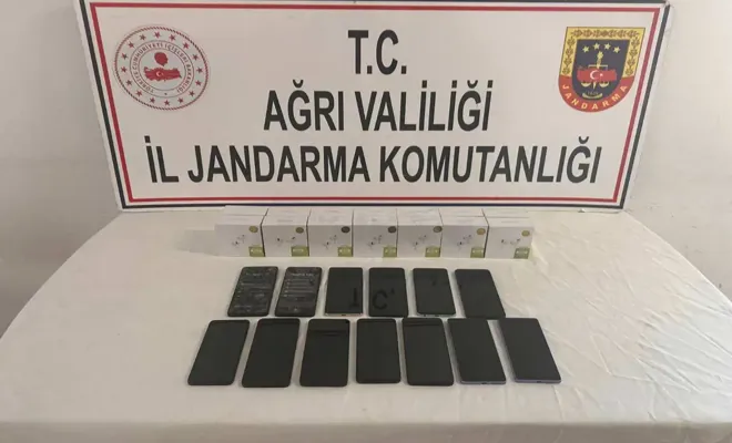 Ağrı'da jandarma ekipleri kaçak cep telefonu ve kulaklık ele geçirdi