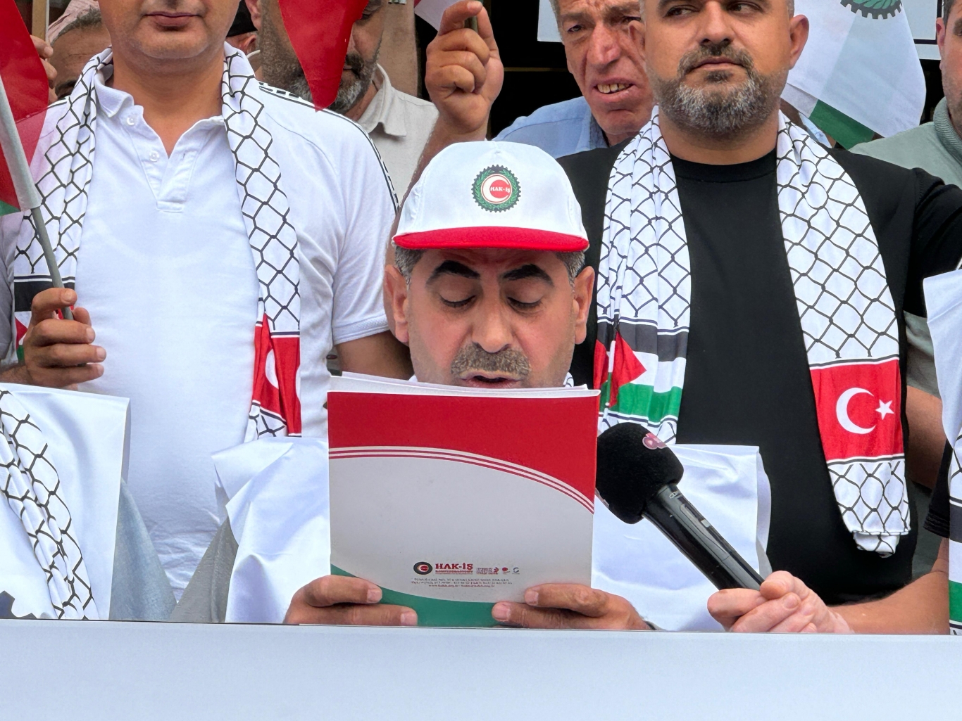 HAK-İŞ: Filistinli ve Emekçi Kardeşlerimizin Yanındayız