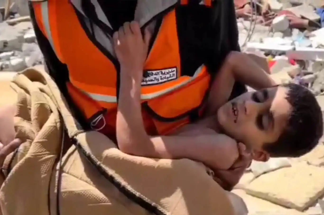 Gazze'de bir aile 9 gün sonra enkaz altından sağ kurtarıldı  