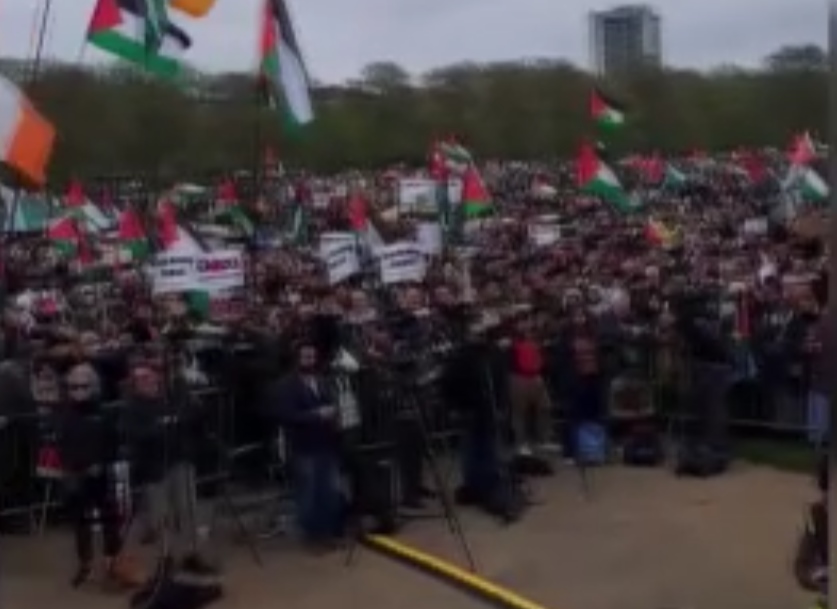  İngiltere’de binlerce kişi Filistin için yürüdü