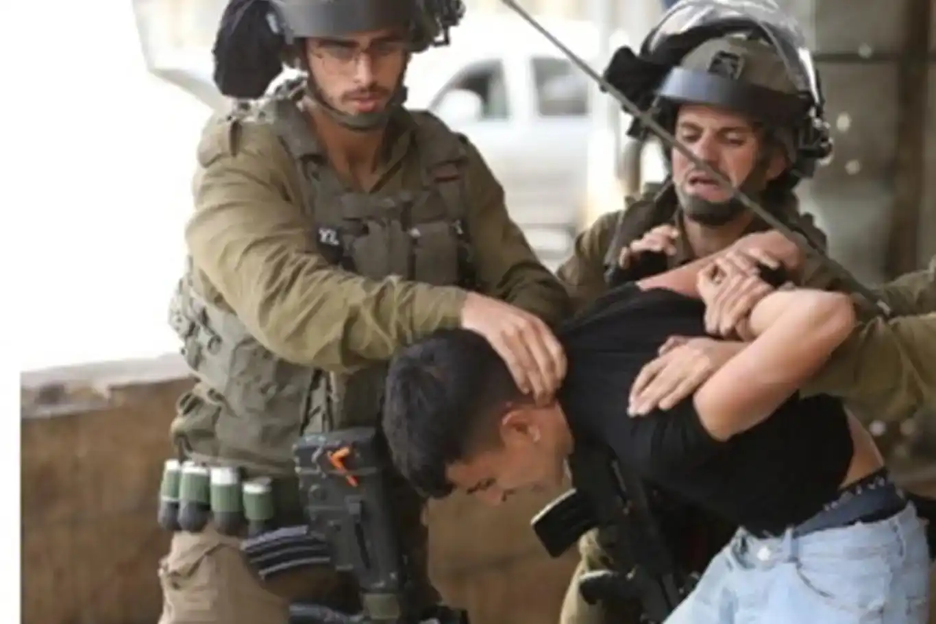 İşgalciler Batı Şeria'da 24 Filistinliyi esir aldı  