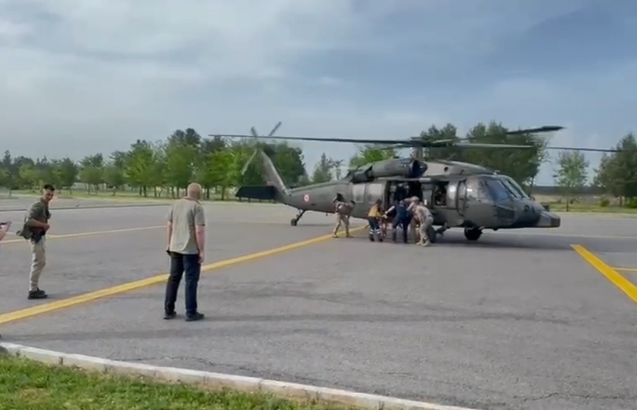 Pancar Toplarken Yılan Soktu Helikopterle Hastaneye Kaldırıldı
