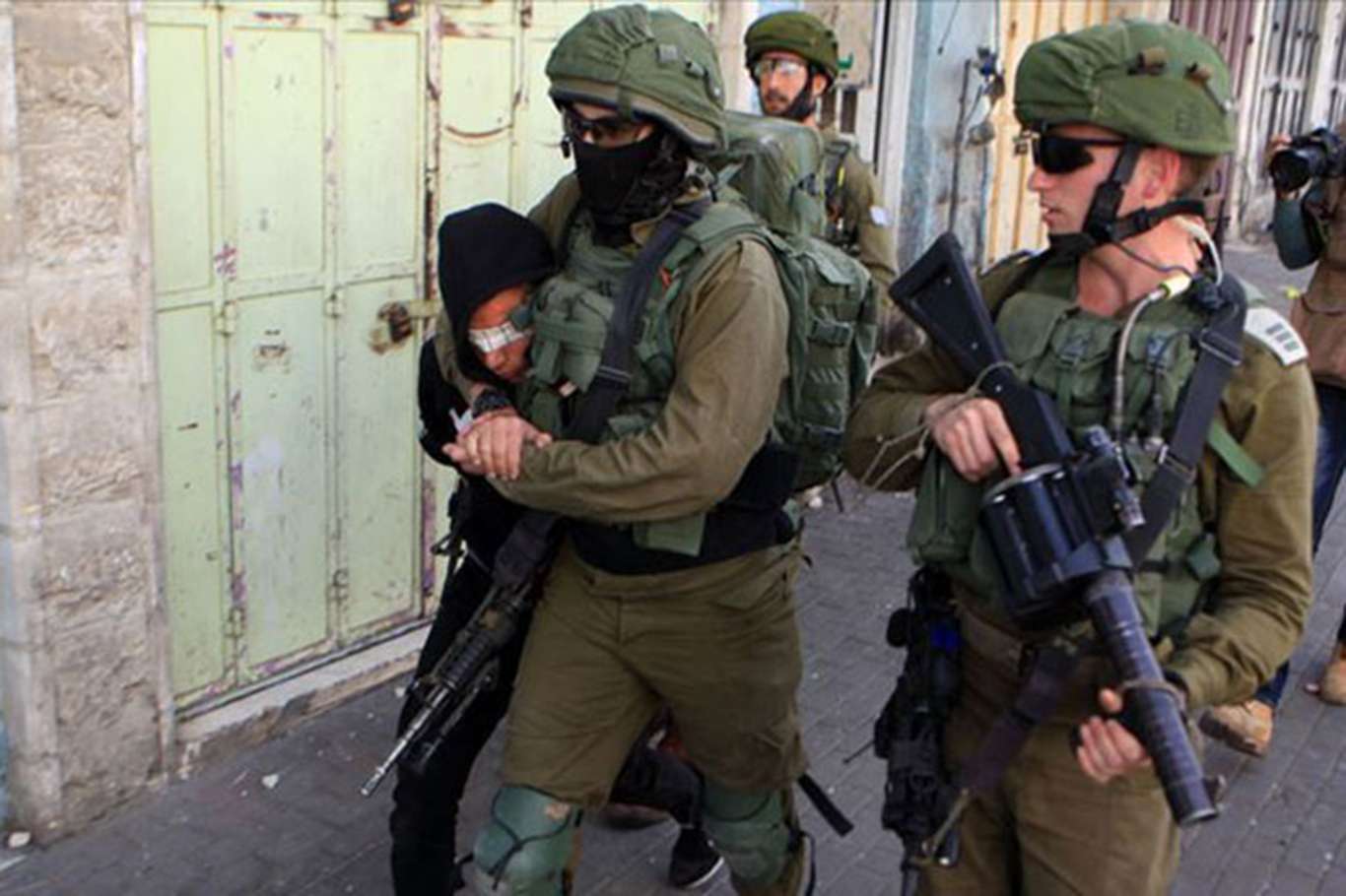 Siyonist işgal rejimi aralarında çocukların da olduğu 18 Filistinliyi alıkoydu