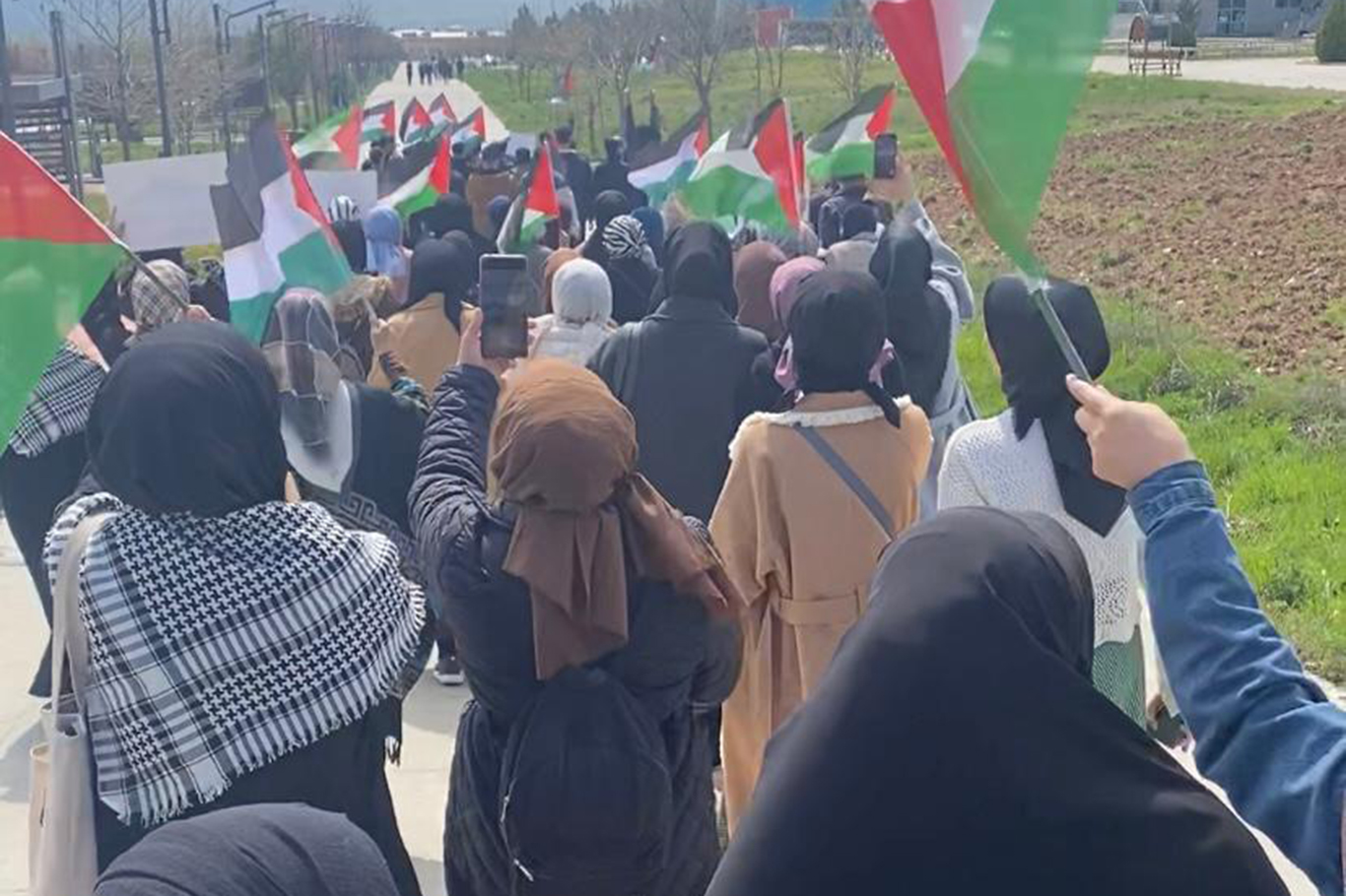 Üniversite öğrencileri Gazze için yürüdü